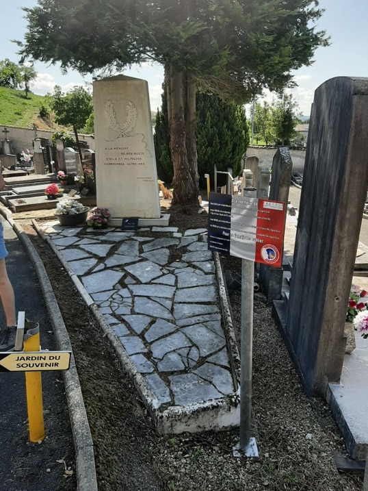 Une image contenant grave, plein air, cimetière, ciel Description générée automatiquement