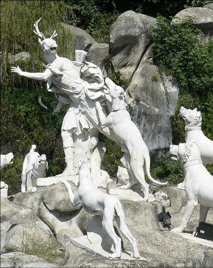 Une image contenant sculpture, mammifère, plein air, arbre

Description générée automatiquement