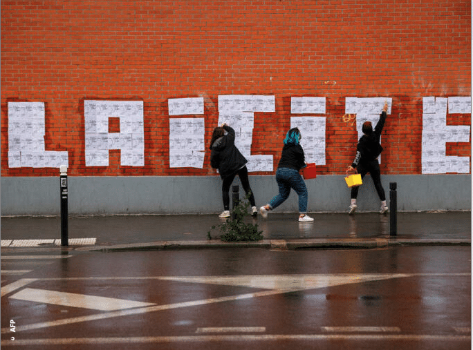 Une image contenant chaussures, bâtiment, personne, mur

Description générée automatiquement