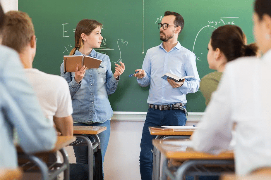 Une jeune fille répond à une interrogation au tableau dans une classe