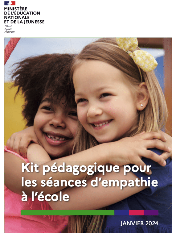 Une image contenant texte, Visage humain, sourire, personne

Description générée automatiquement