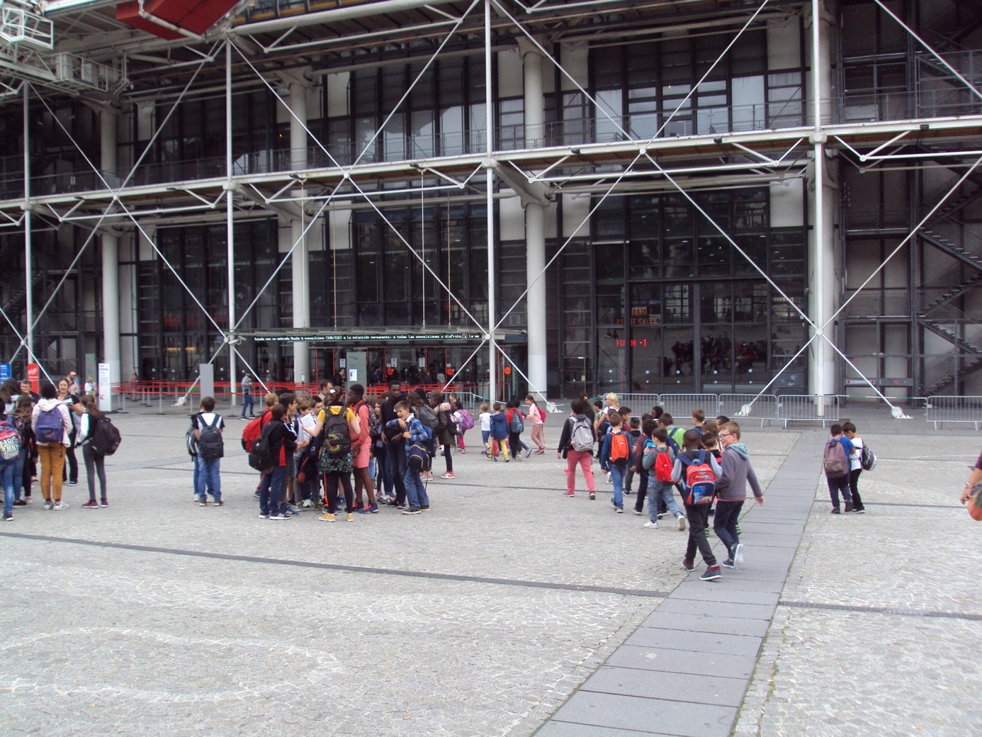 Une image contenant bâtiment, personnes, sol, groupe

Description générée automatiquement