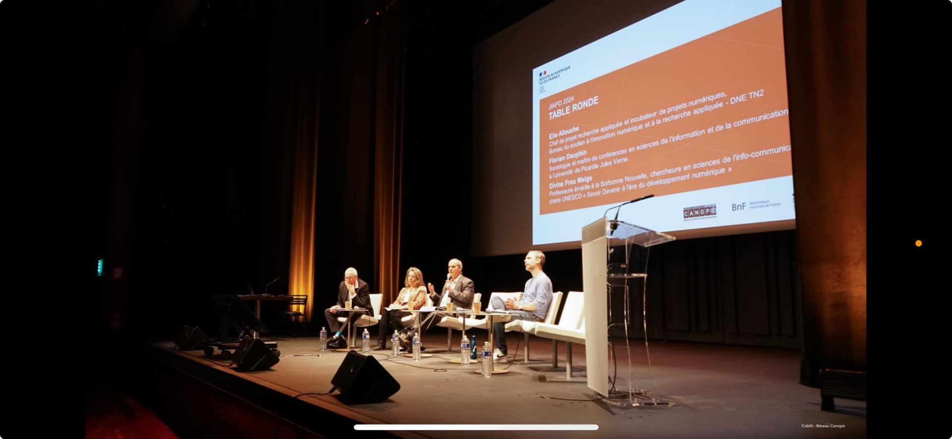 Une image contenant intérieur, auditorium, personne, Convention Description générée automatiquement